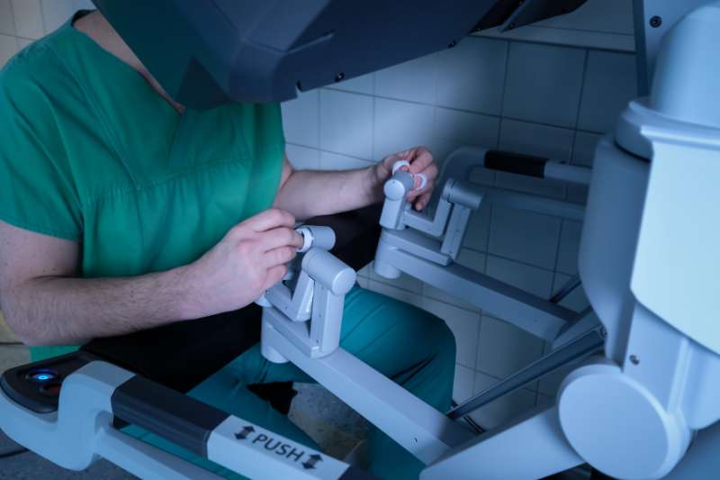 Roboter-assistiertes Operieren mit dem „da Vinci Xi“-System in der Asklepios Klinik Altona in Hamburg. Die minimal-invasiven und damit für den Patienten besonders schonenden Hightech- OPs werden seit Februar 2017 von Spezialisten aus unterschiedlichen Fachrichtungen (Urologie, Gynäkologie, HNO und Bauchchirurgie) und aus mehreren Hamburger Asklepios Kliniken durchgeführt. Die Ärzte können die vier Greifarme und die Instrumente des „da Vinci Xi“ über zwei spezielle Konsolen mit äußerster Präzision ansteuern. (Foto: Asklepios Kliniken)