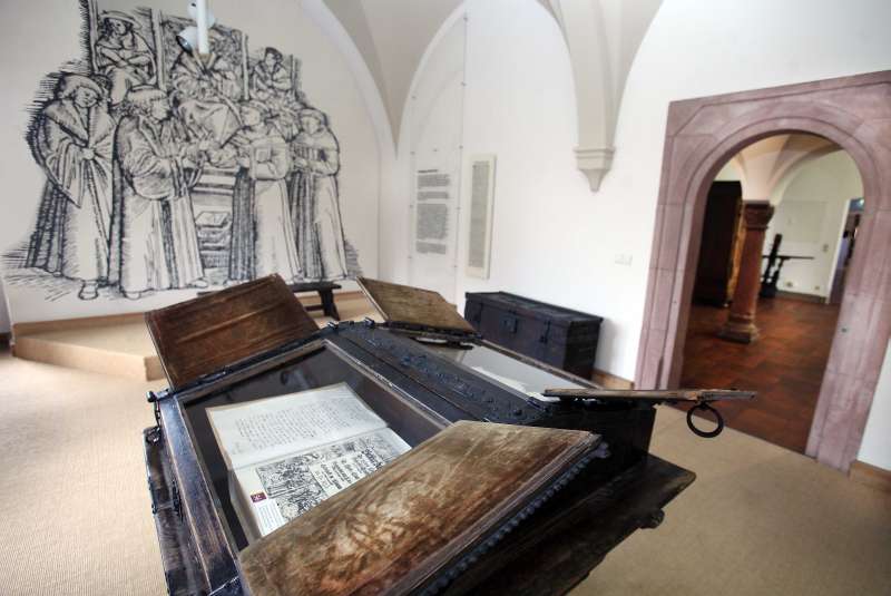 Luther-Zimmer im Städtischen Museum im Andreasstift: im Pult aufgeschlagen ein Faksimile der Luther-Bibel (Bild: Stadtarchiv)