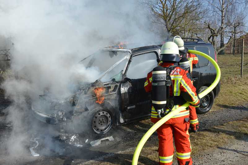 PKW im Vollbrand - Feuerwehr im Einsatz