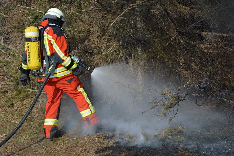 PKW im Vollbrand - Feuerwehr im Einsatz