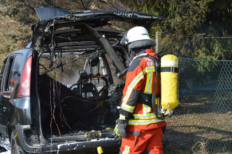 PKW im Vollbrand - Feuerwehr im Einsatz