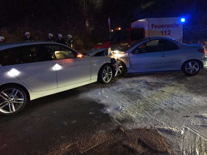 Die beteiligten PKW (Foto: Feuerwehr)