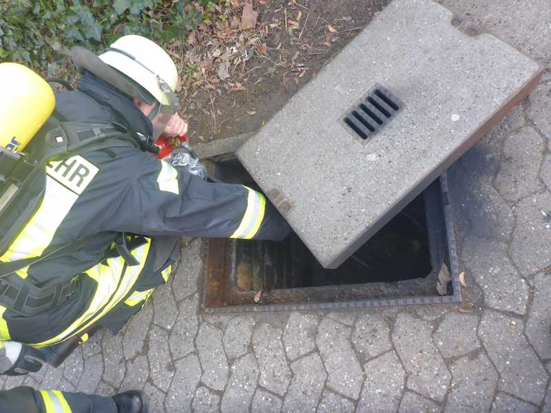 Wegen einer Explosion und Gasgeruch riefen die Anwohner die Feuerwehr