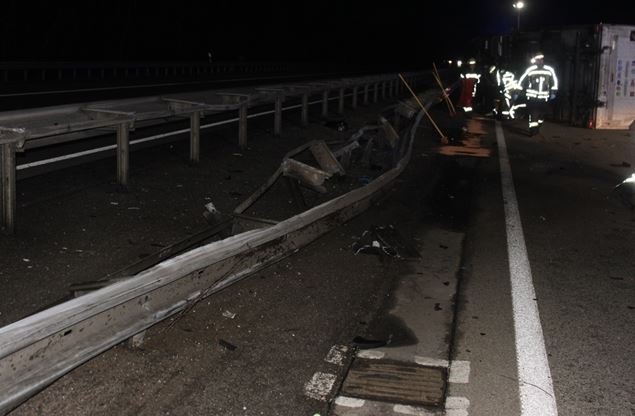 Hier kollidierte der LKW an der Schutzplanke