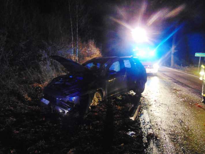 Weil ein Baum auf der Straße lag, überschlug sich am späten Donnerstagabend auf der Bundesstraße bei Trippstadt der Wagen eines 50-Jährigen.