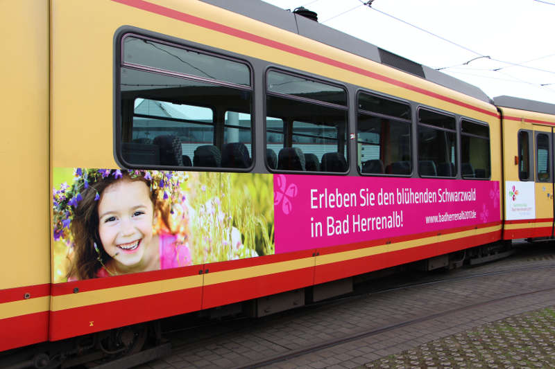 Ab jetzt ist die Bahn mit der Werbung für die Gartenschau Bad Herrenalb im Karlsruher Verkehrsverbund unterwegs. (Foto: Gartenschau Bad Herrenalb 2017)