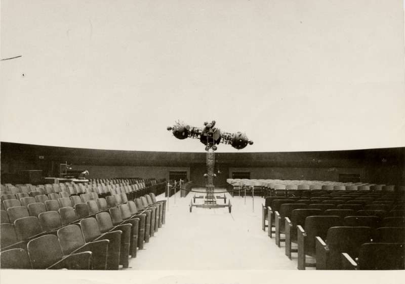 Kuppelsaal - Mit dem auf einen Schienenwagen montierten Zeiss-Projektor Modell II wird der Sternenhimmel auf die weiße Leinwand-Innenkuppel projiziert. (Foto: Stadtarchiv Mannheim - Institut für Stadtgeschichte)