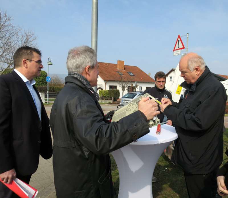 OB Löffler lässt sich die neue Technik erklären. (Foto: Stadtverwaltung)