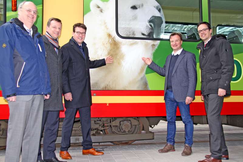 Die neue Zoobahn stellten heute (von links) Bürgermeister Michael Obert, Ascan Egerer (Technischer Geschäftsführer AVG und VBK), Dr. Alexander Pischon (Geschäftsführer KVV), Dr. Matthias Reinschmidt (Direktor Zoo Karlsruhe), Benjamin Bock (KVV-Prokurist und Marketingleiter) vor (Foto: KVV)