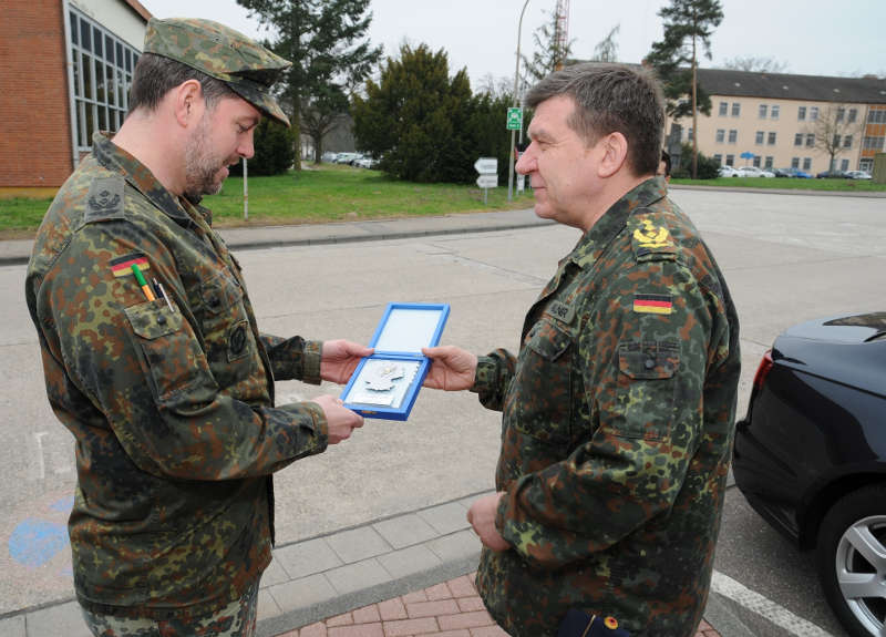 Überreichung Präsent (Foto: Marc Schilpp)