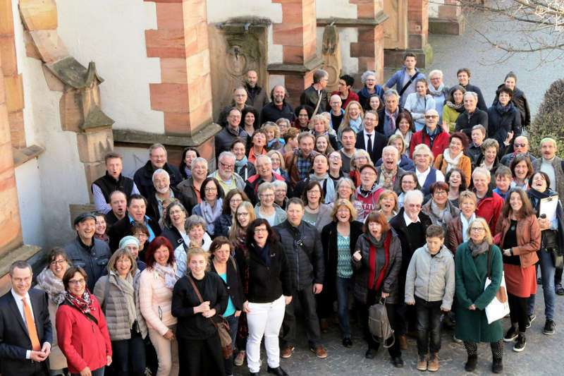 Beim ersten Treffen für den „Kleinen Luther“ wurden die rund 100 Amateurschauspielerinnen und -schauspieler, die das Leben des früheren Landauer Stadtpfarrers Johannes Bader zum Leben erwecken sollen, in Gruppen eingeteilt. Jede der fünf Gruppen bespielt im September und Oktober eine Station rund um und in der Stiftskirche.  (Foto: Stadt Landau in der Pfalz)