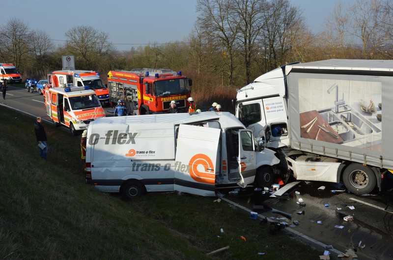 Warum der Fahrer des Kleintransporters die Kontrolle über sein Fahrzeug verlor ist derzeit unklar