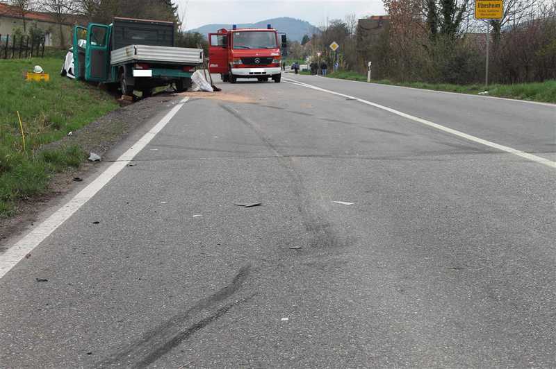 Der Kleintransporter auf der Gegenfahrbahn. Die Unfallgegner hatten keine Chance