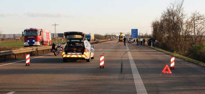 Die Fahrbahn musste für den Rettungshubschrauber komplett gesperrt werden