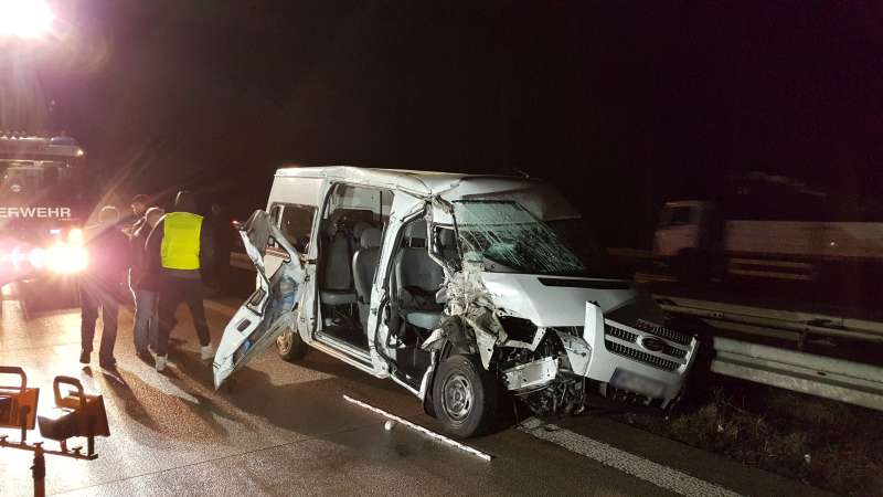 Der verunfallte Kleintransporter (Foto: Feuerwehr Weingarten)