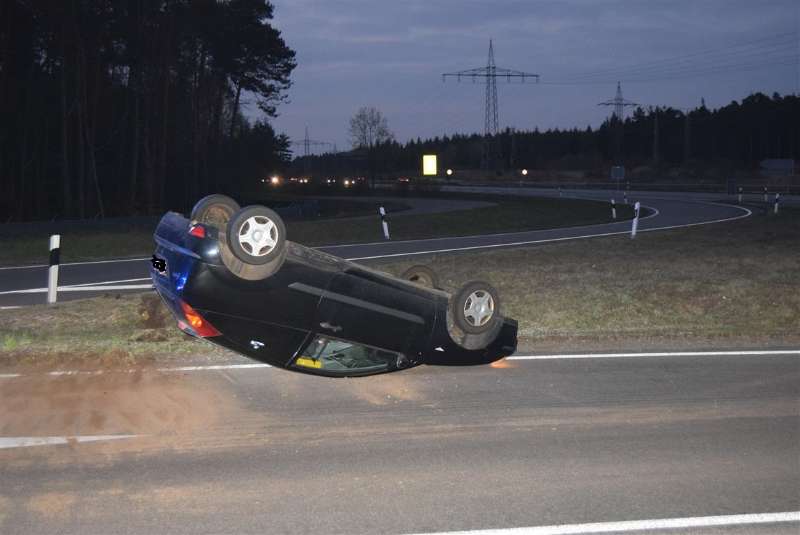 Der Fahrer und sein Beifahrer blieben bei dem Unfall unverletzt. (Foto: Polizei RLP)