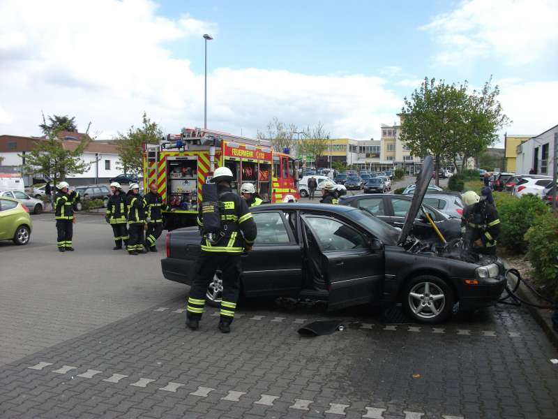 Der PKW wurde total beschädigt (Foto: Feuerwehr Bad Kreuznach)
