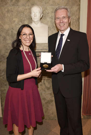 Preisträger Dr. Nathalie von Siemens (Siemens Stiftung), Preisträger Dr. Heiner Boeker (Wissensfabrik e.V.) Dieselmedaille 2017 im Ehrensaal des Deutschen Museums in München am 07.04.2017 (Agency People Image, Foto: Michael Tinnefeld)