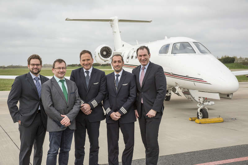 Vorreiter beim satellitengestützten Anflug (v.l.n.r.): Christian Knuschke (Bremen Airport, Leiter Aviation), Enrico Stumpf-Siering (DFS Center Bremen, Leiter operativer Betrieb), Christian Glock (Netjets, Pilot), Maurizio Lupi (Netjets, Pilot) und Andre Biestmann (DFS, Bereichsleiter Luftraum- und ANS-Support). (Foto: Nikolai Wolff)