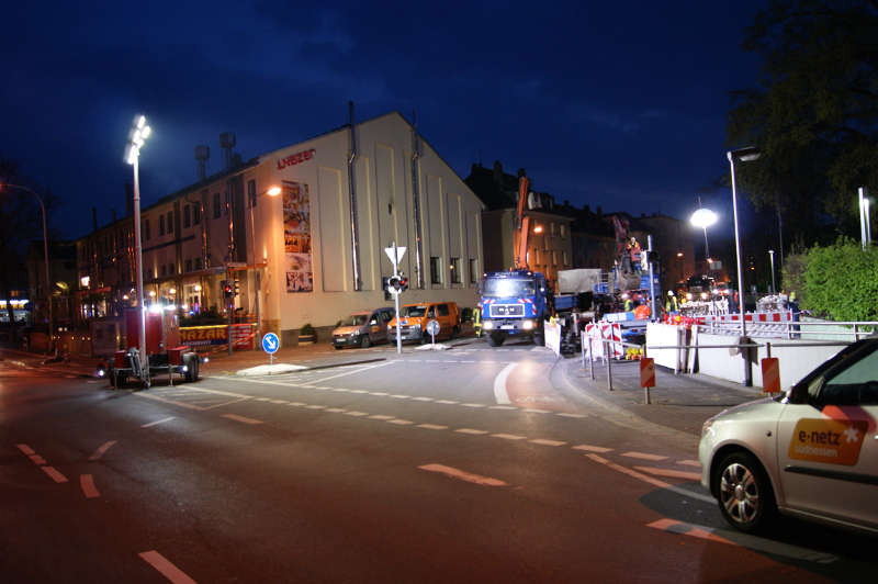 Die Einsatzstelle wird durch die Freiwillige Feuerwehr Arheilgen mit dem neuen Lichtmastanhänger ausgeleuchtet. (Foto: Feuerwehr Darmstadt)