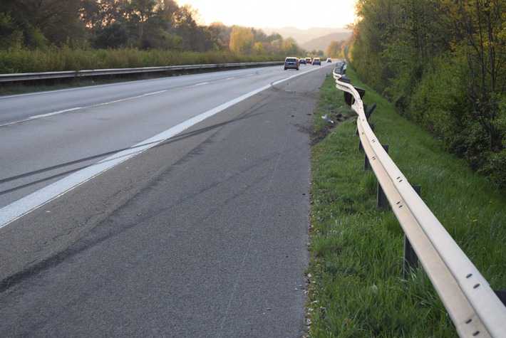 Die Beschädigung an der Seitenschutzplanke