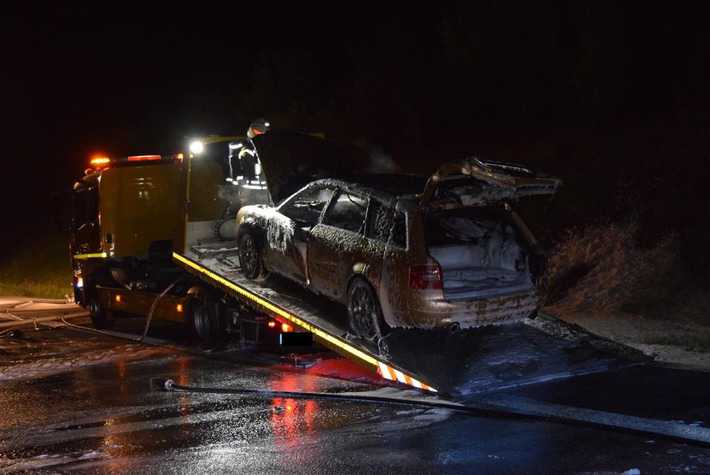 Der PKW fing während des Abtransportes Feuer