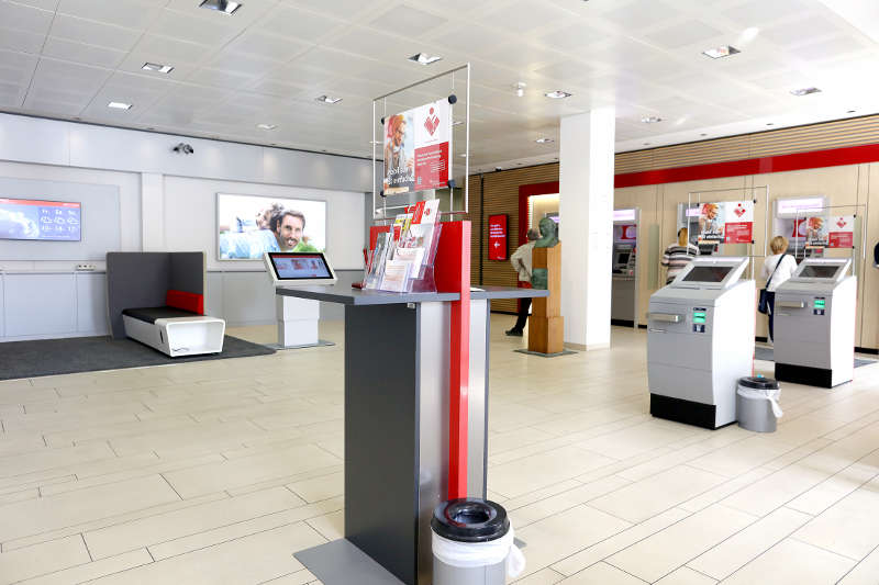 Der neu gestaltete SB-Bereich für Privatkunden mit Lounge-Möbeln, Touchscreens und freiem WLAN-Zugang. (Foto: Sparkasse Südliche Weinstraße)