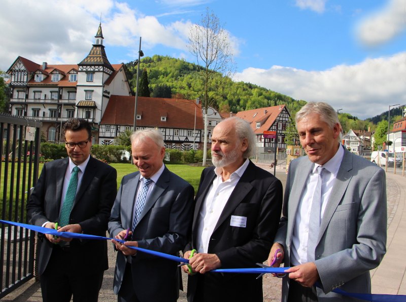 Landwirtschaftsminister Peter Hauk MdL, Bürgermeister Norbert Mai, Prof. Hubert Möhrle und Landrat Helmut Riegger eröffnen die Gartenschau Bad Herrenalb 2017 mit einem symbolischen Schnitt durch des Blaue Band der Alb. (Foto: Gartenschau Bad Herrenalb 2017)