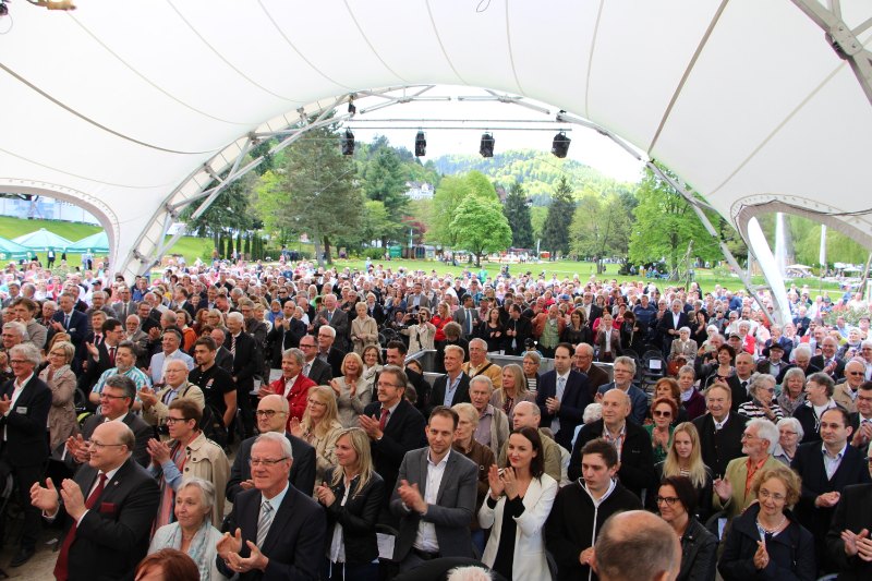 Großer Andrang vor der Sparkassen-Bühne: über 1.000 Menschen wollten die Gartenschaueröffnung hautnah miterleben. (Foto: Gartenschau Bad Herrenalb 2017)