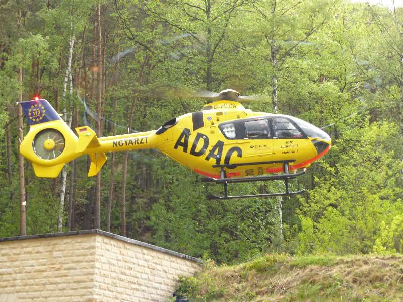 Der Patient wurde durch den Rettungshubschrauber ins Krankenhaus transportiert (Foto: Feuerwehr Neustadt)