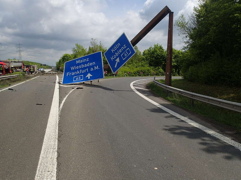 Die Schilderbrücke brach zusammen (Foto: Polizei RLP)