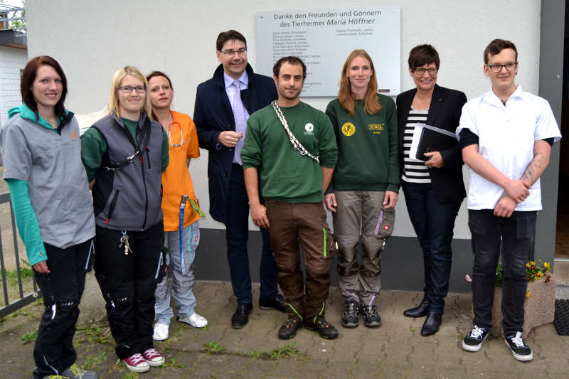 OB Hirsch nutzte den Besuch im Tierheim auch, um sich bei den Mitarbeiterinnen und Mitarbeitern zu bedanken. „Ich weiß, dass die Arbeit im Tierheim nur durch den außergewöhnlichen und über das normale Maß hinaus gehenden Einsatz der haupt- und ehrenamtlichen Kräfte zu leisten ist“, so der Stadtchef. (Foto: Stadt Landau in der Pfalz)