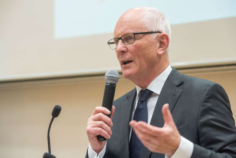 Prof. Dr. Guido Adler in seiner Abschiedsrede im Hörsaal der Medizinischen Klinik: „Es war mir eine Ehre, für dieses Haus tätig sein zu dürfen.“ (Foto: Universitätsklinikum Heidelberg)