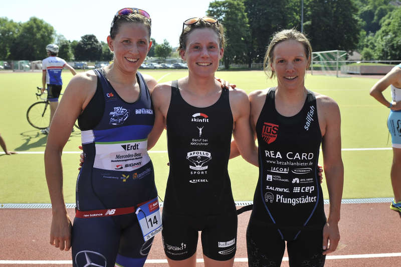 Die drei ersten Frauen im Ziel beim Mußbach Triathlon, BASF Triathlon Cup 2017. (Foto: PIX-Sportfotos /Michael Ruffler)