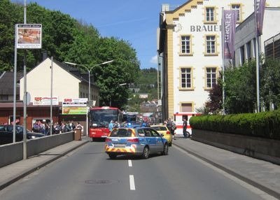 Motorradfahrer gerät unter einen Schulbus