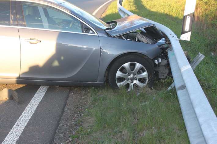 Vermutlich wegen zu hoher Geschwindigkeit kam dieser PKW von der Fahrbahn ab