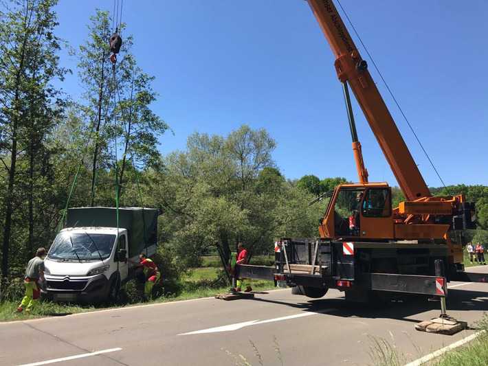 Der LKW wird geborgen