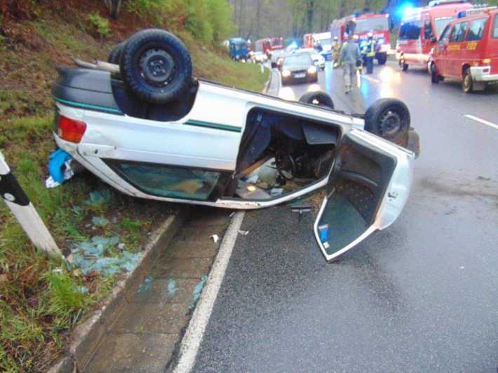 Rettungsdienst, Feuerwehr und Polizei waren im Einsatz. Autofahrer mussten wegen des Unfalls Umwege und Wartezeiten in Kauf nehmen