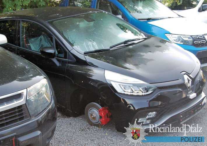 Durch den Zaun hinter dem Fahrzeug drangen die Täter auf das Gelände des Autohauses ein, bockten den Pkw auf und nahmen alle vier Reifen samt Felge mit.