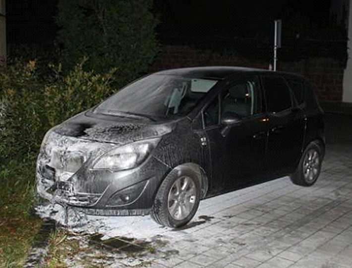 Nur rund 150 Meter entfernt, auf einem größeren Parkplatz im Bereich "Tauchental" ging dieser Opel Meriva in Flammen auf