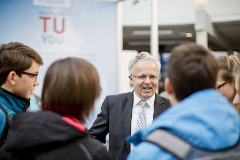 Auch Universitätspräsident Professor Helmut J. Schmidt ist am Studien-Infotag mit dabei. (Foto: TU Kaiserslautern)