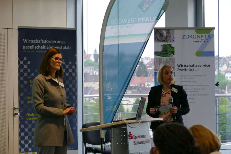 Image-Coach Gerlind Hartwig (links) und Geschäftsführerin Miriam Heinrich (rechts) von der Wirtschaftsförderungsgesellschaft Südwestpfalz beantworten Fragen der Teilnehmerinnen und Teilnehmer. (Foto: Wirtschaftsförderungsgesellschaft Südwestpfalz mbH)