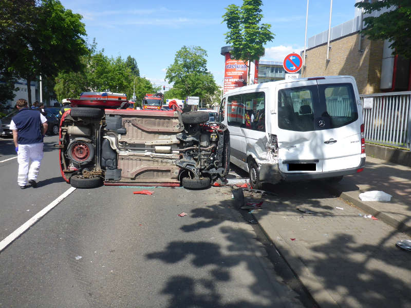 Die Feuerwehr geht derzeit von einem Totalschaden an beiden Fahrzeugen aus (Foto: Feuerwehr Mainz)