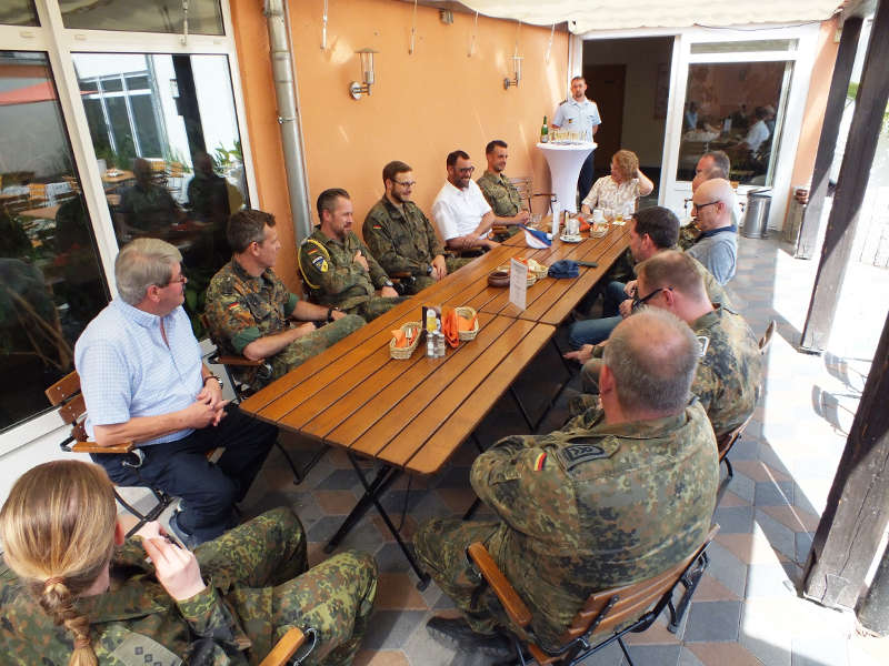 Einweisung in den Ablauf (Foto: Bundeswehr)