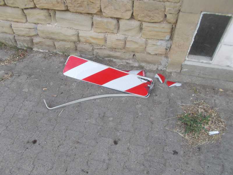 Diese Verkehrsschilder wurden umgefahren - Wer kann Hinweise geben