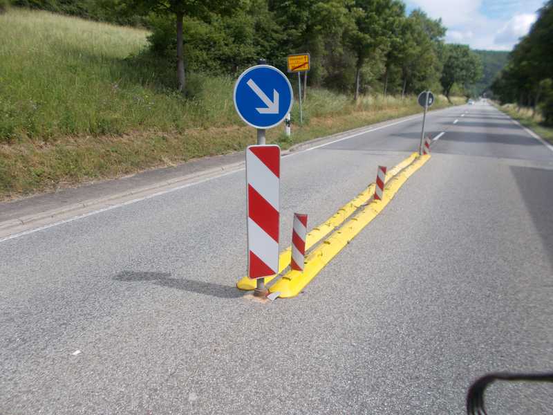 Diese Verkehrsschilder wurden umgefahren - Wer kann Hinweise geben