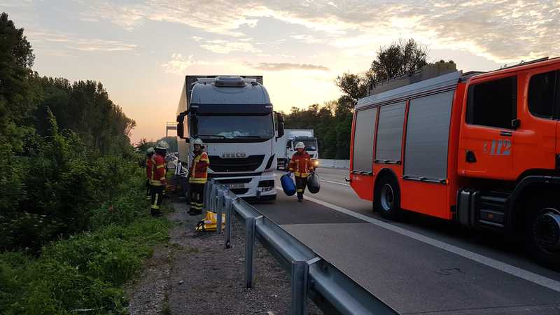 Der verunglückte Sattelzug kam rechts gegen die Schutzplanke. In der Folge lief Kraftstoff aus dem Tank aus