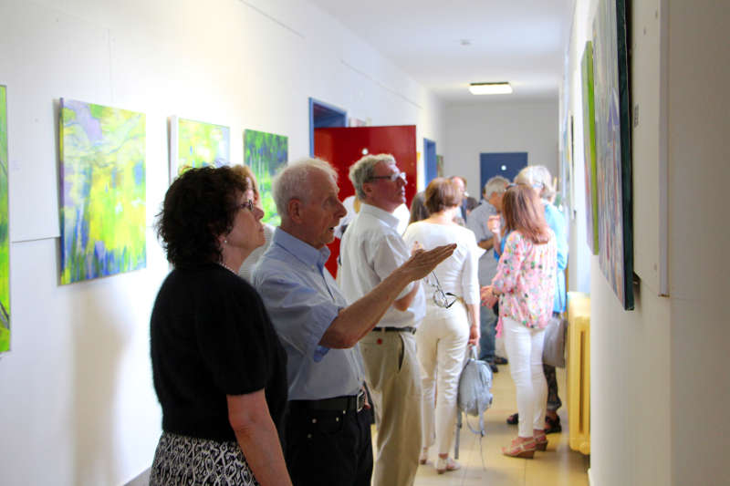 Kunstinteressierte Besucher im Gartenschauhaus (Foto: Gartenschau Bad Herrenalb 2017)