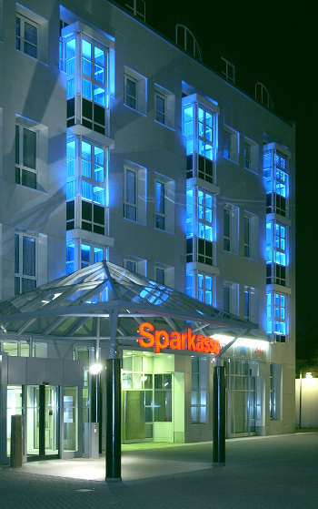 Auch die Hauptstelle Speyer der Sparkasse Vorderpfalz in der Wormser Straße 39 öffnet bis zur späten Stunde ihre Türen. (Foto: Sparkasse Vorderpfalz)