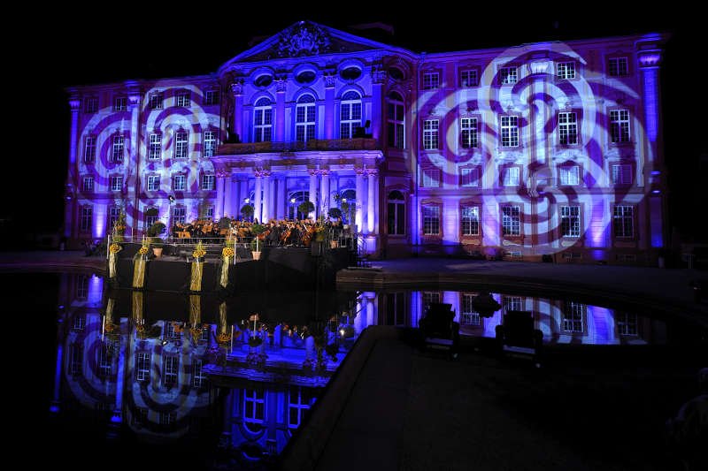 Große Opernchöre erklingen beim Bruchsaler Klassik Open Air vor der barocken und illuminierten Fassade des fürstbischöflichen Residenzschlosses. (Foto: Martin Heintzen)